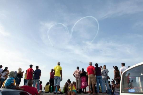 Mas foi quando os pilotos desenharam um grande coração no céu com fumaça, que a multidão rezou alto, pedindo mais um pouco antes do show aéreo chegar ao fim.