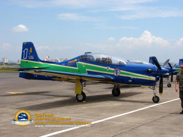 O Tucano, avião da Esquadrilha da Fumaça brasileira, despede-se das apresentações acrobáticas no domingo, a partir das 16h.