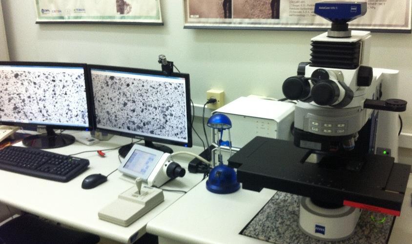 43 mediante o software AxioVision 4.9.1, do Laboratório de Microscopia Digital (LMD) no DEQM da PUC-Rio. Figura 4-3 Microscópio ótico marca Zeiss AxioImager.M2m.