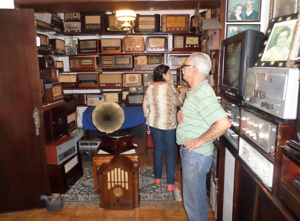 nos mostrou sua coleção de vitrolas, radiolas, gramofones e