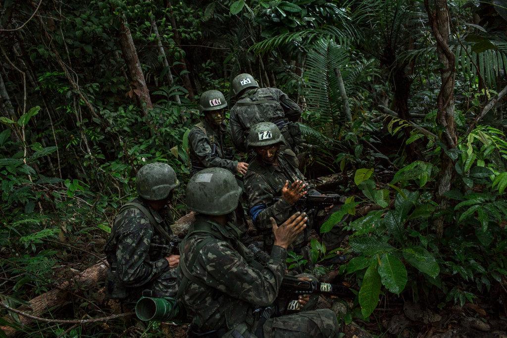 Na selva, um simples erro de um sodado inimigo ativa uma emboscada dos guerreiros da selva, que atacam com metralhadoras e derrubam troncos sobre a cabeça de seus adversários de cima das árvores.
