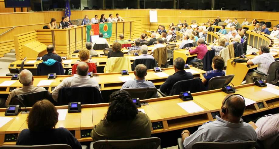 INTERNACIONAL Mesa-redonda PAC em Português 2016 com mais de uma centena de Agricultores em Bruxelas Mais de cem Agricultores participaram na mesa-redonda PAC em Português - 30 Anos de Política