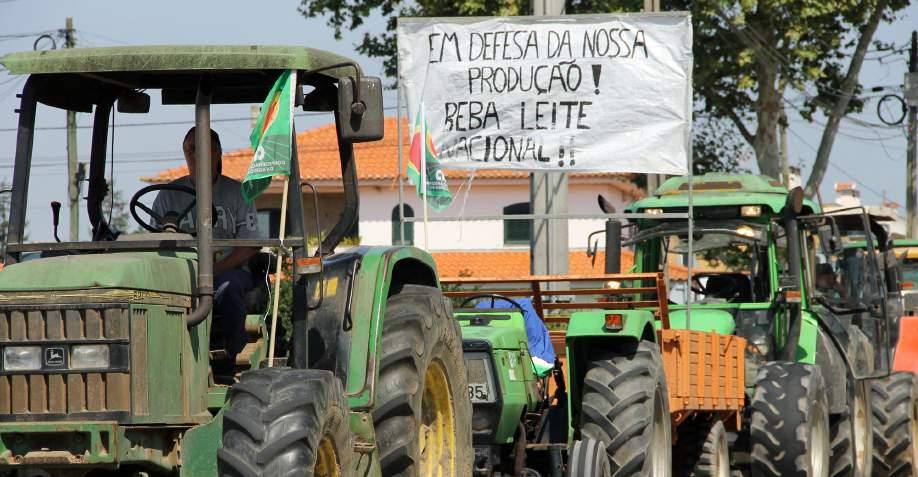 DESTAQUE Concentração e Marcha Lenta de Tractores em defesa da Produção Nacional de Leite e de Carne 4 Mais de 60 máquinas agrícolas, na maioria Tractores, compareceram à convocatória da CNA e da sua