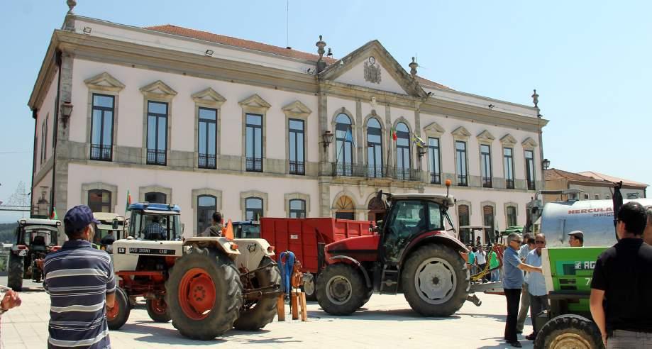 Neste local usou também da palavra um representante do PCP que exprimiu a solidariedade deste partido para com a luta e as reclamações dos Produtores de Leite e Carne.