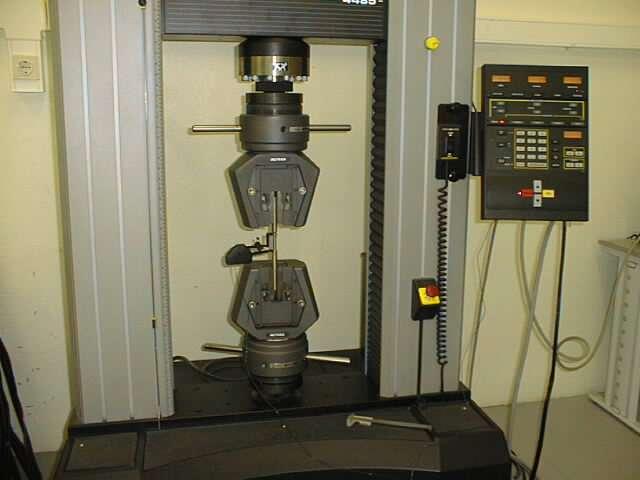 13 Ensaio de tração axial ASTM D638 Os ensaios seguem uma padronização: Corpos de prova stands; Norma de referência; Controle ambiente de temperatura e umidade; Corpo de prova é preso entre as garras