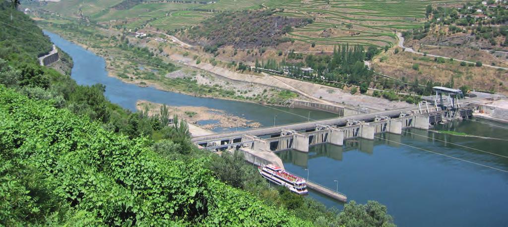 1. Apresentação A central está implantada na continuação da barragem e separada desta pelo muro barragem-central.