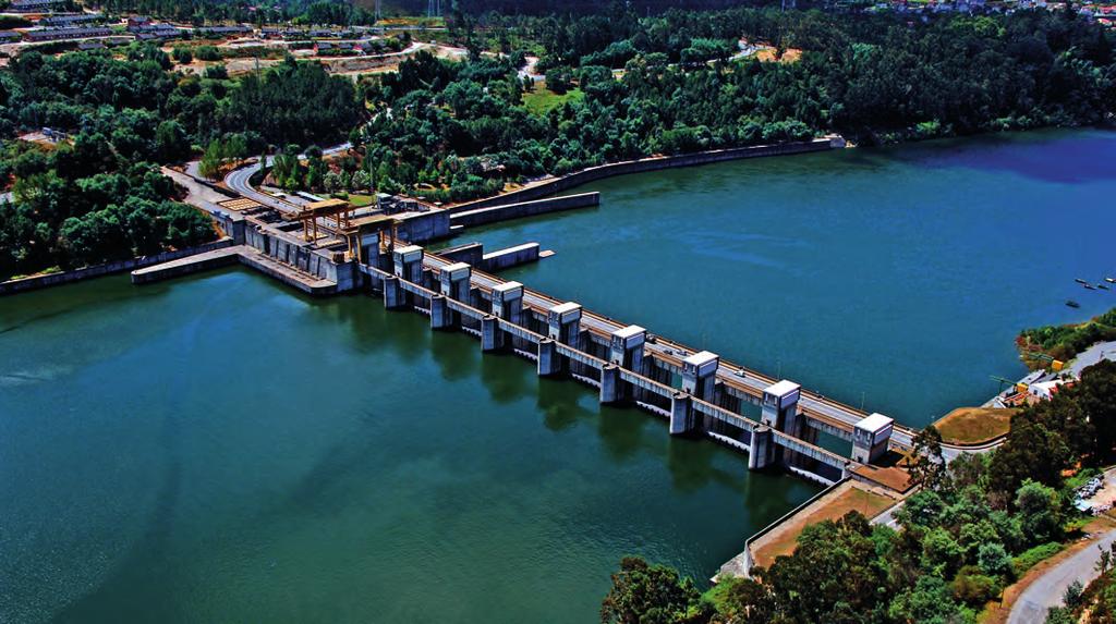 A barragem é do tipo móvel, formada por nove pilares com 25,5 m de altura, nos quais se apoiam oito comportas descarregadoras, com uma capacidade total de 26 000 m 3 /s.