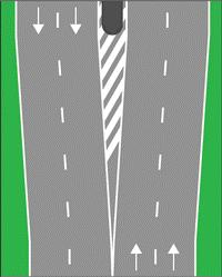 M16b - Setas de desvio São de orientação oblíqua ao eixo da via e repetidas, indicando a connveniência de passar para a via de trânsito que ela aponta, ou mesmo a obrigatoriedade de o fazer 