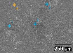 A Figura 6b apresenta a micrografia da superfície da amostra ZnFe+La após 72 horas de ensaio de corrosão em solução de NaCl, podendo-se observar