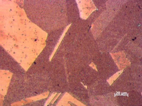 3 RESULTADOS E DISCUSSÃO ISSN 1516-392X A Figura 4 apresenta as micrografias do cobre eletrolítico C11000 ensaiado nas temperaturas de 27 e 300ºC, respectivamente.