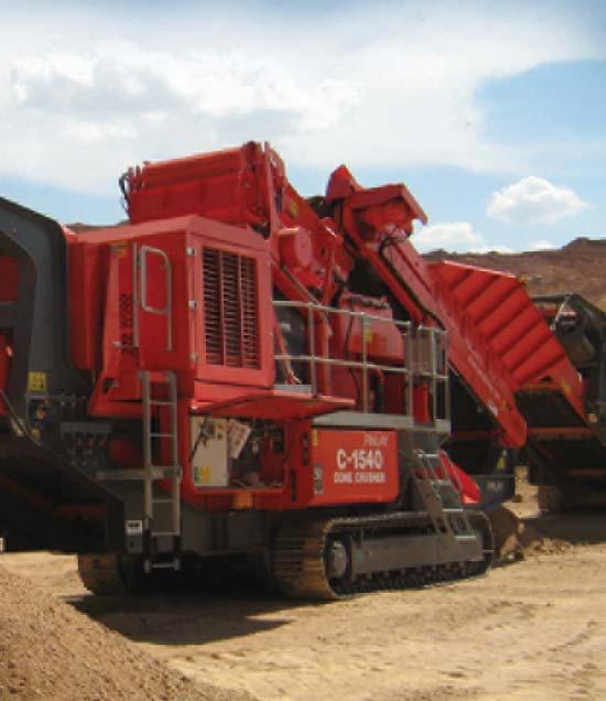 Distância entre centros das rodas dentadas de 3,8m (12 6 ) Largura da sapata de 500mm (20 ) Esteiras acionadas hidraulicamente Dimensões de transporte 16.