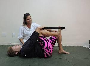 10 exercícios essenciais no Pilates para Idosos 7 Marmeid na Cadeira Alongar e flexibilizar