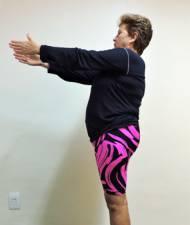 10 exercícios essenciais no Pilates para Idosos 9 Arm Opening Standing Pilates Treinar o equilíbrio,