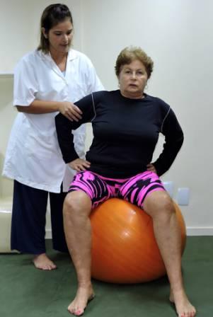 10 exercícios essenciais no Pilates para Idosos 3 Dissociação Pélvica sentado na bola Treinar o equilíbrio e mobilidade