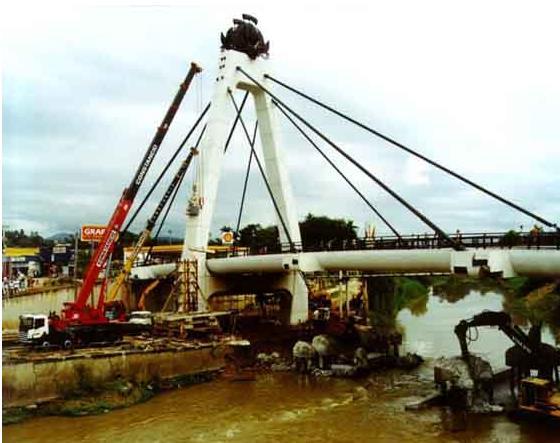 26) explica: Na construção de pontes, os pórticos surgem pela ligação- com rigidez à flexão da viga da ponte (trave do pórtico) com as