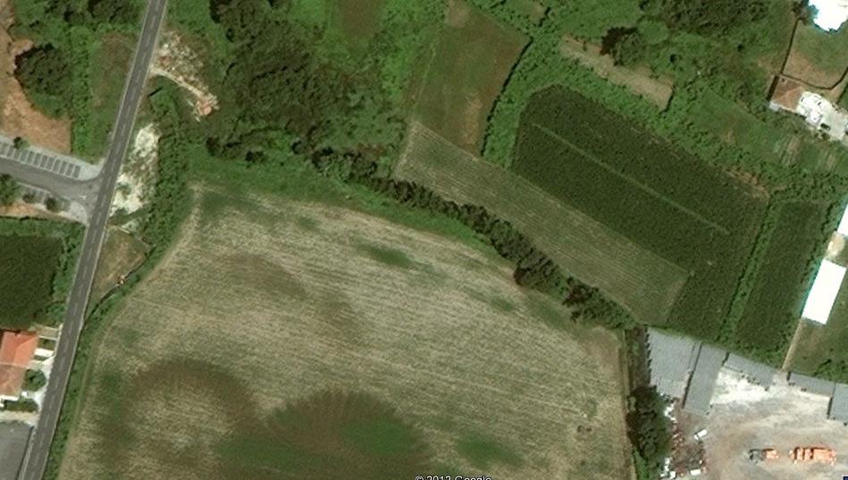 Na Figura 4, apresenta-se imagem de satélite do Google Earth, com a posição aproximada de elementos referidos ao longo deste parecer: Ribeira Depósito de entulhos Muro norte Represa Estaleiro Muro