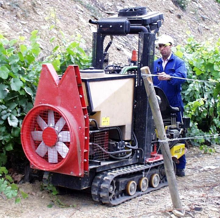 Mecanização das vinhas tradicionais da Região Demarcada do Douro (1997-2000) Características: - ventilador axial de accionamento mecânico, através da TDF, com 500 mm de diâmetro, oito pás orientáveis