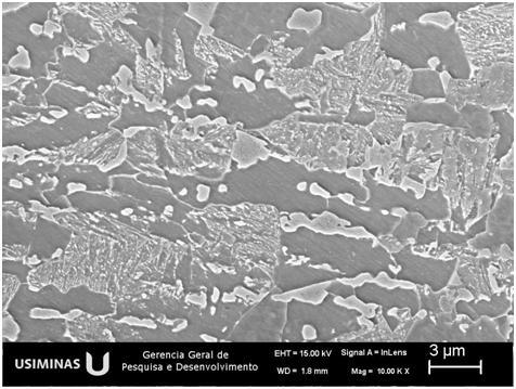 49 FIGURA 32 Aspecto microestrutural característico da amostra do aço DP800 com 1,8 mm de espessura avaliado em análise via microscopia eletrônica de varredura.