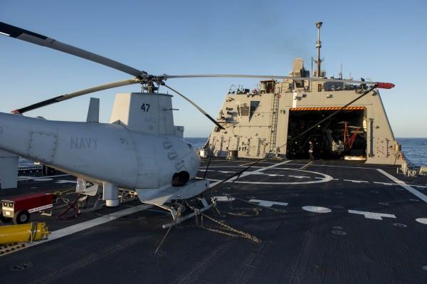 Fire Scout e Seahawk embarcam juntos pela primeira vez em um LCS Um helicóptero MH-60R Seahawk e um MQ-8B Fire Scout estão embarcados como uma unidade composta no mesmo navio, a primeira vez para a