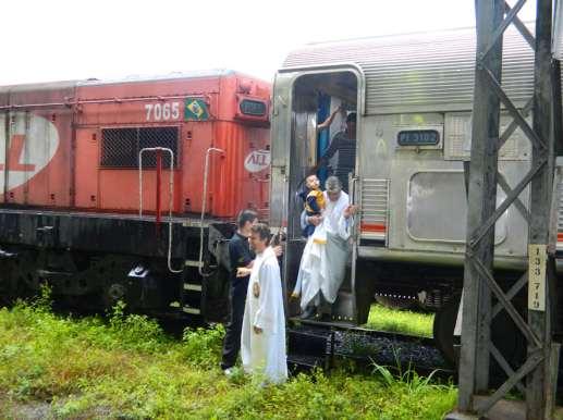 A locomotiva G-12, da ALL chegou à estação tracionando o carro PI-3102, da