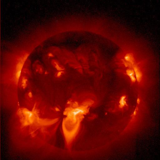 Figura 6.22 Imagem em raios X da coroa solar. Quanto maior o brilho, maior a temperatura. As zonas escuras são os buracos coronais (YOHKOH) Figura 6.23 Coroa na linha de emissão do FeX.