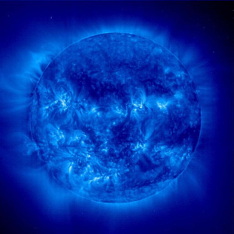 Embora o vento solar carregue cerca de 1 milhão de toneladas de matéria solar a cada segundo, menos que 0,1% da massa solar foi perdida desde o nascimento do Sol, há 4,6 bilhões de anos.