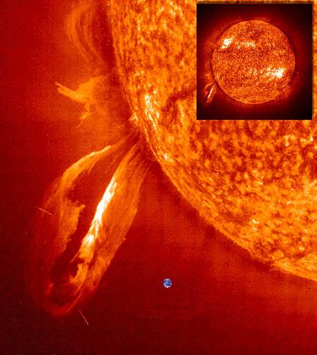 Figura 6.28 Protuberância eruptiva observada em 24 de julho de 1999, na linha 304Å. A Terra, em tamanho relativo, é a esfera à direita da proeminência.