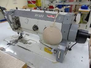 Piso 2 - Sala Máquinas º 34-322-Uma máquina de costura marca