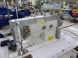 º 672-801-Uma máquina de costura marca PFAFF, modelo