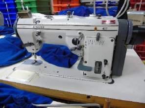 º 958-5815-Uma máquina de costura marca SINGER, modelo 457-A-135L,