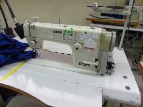Piso 1 - Produção Máquinas º 409-6585-Uma máquina de costura marca