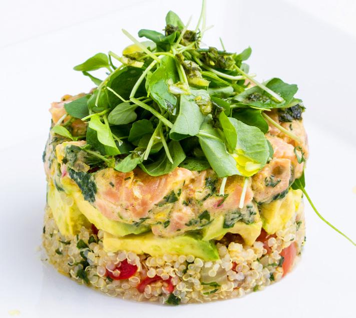 - 7 - Tartar de salmão com avocado, tabule de quinoa PREPARO DO TARTAR Em um bowl, acrescente o salmão e todos os outros ingredientes (exceto a rúcula baby).