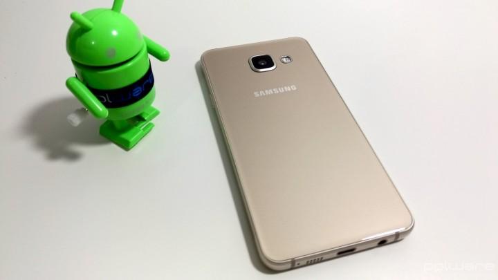 3 - Interface e desempenho O TouchWiz da Samsung O Samsung Galaxy A3 (2016) vem com a versão 5.1.1 do Android Lollipop e, tal como qualquer Galaxy, traz consigo a interface TouchWiz.