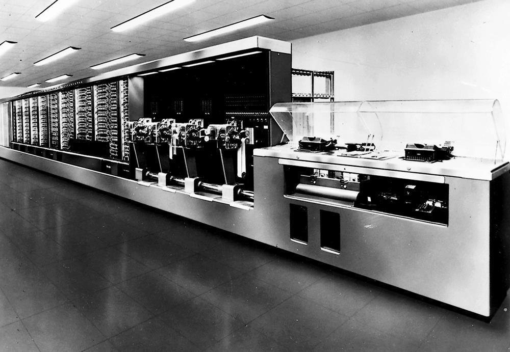 Primeiros Computadores Baseados em relés mecânicos 1940: Stibitz no Bell Laboratories 1944: Mark I: Howard Aiken e IBM em Harvard Com base em válvulas 1937-1941: Atanasoff-Berry na Universidade de
