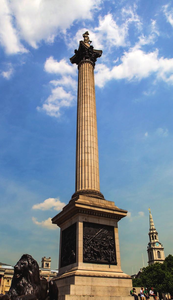 O pedestal onde se encontra a coluna está decorado com quatro relevos de bronze, cada um com 5,5 metros quadrados, tendo sido moldado a partir de armas francesas capturadas.