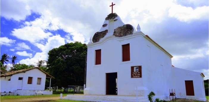 CAPELA DE NOSSA SENHORA DAS CANDEIAS (CUNHAÚ) A pequena capela de Nossa Senhora das Candeias está localizada no Engenho de