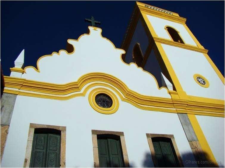 CARACTERÍSTICAS DA IGREJA MATRIZ Possui formas curvas em sua fachada principal; O