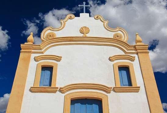 IGREJA DO ROSÁRIO (ACARI) Sua fachada principal é simples, com portada de verga curva encimada por cimalha e