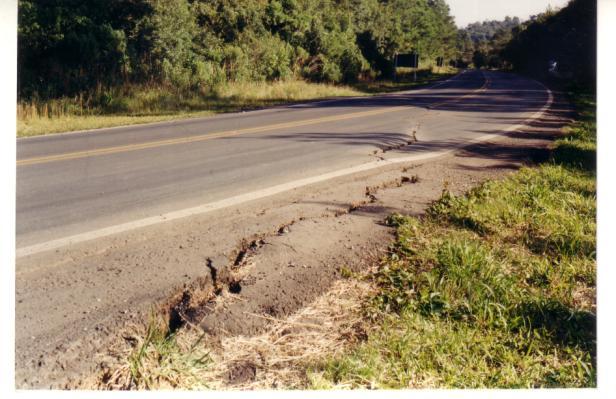c) Depressões superficiais 18 São afundamentos da superfície do pavimento devido à consolidação de camadas do aterro ou do terreno natural onde apóia o aterro, Figura 39.