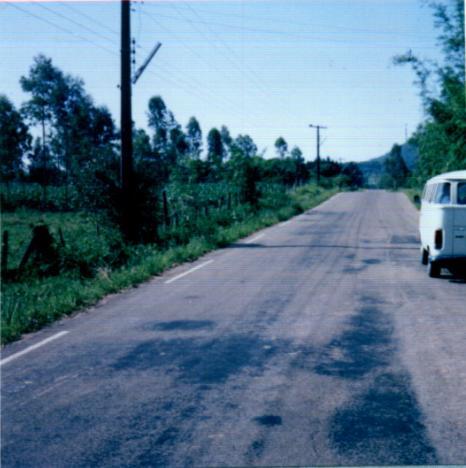 Pode ocorrer que, por ocasião da pintura de imprimação, a base apresente depressões e o asfalto se acumule nestas depressões, se incorporando ao revestimento na fase de sua construção.