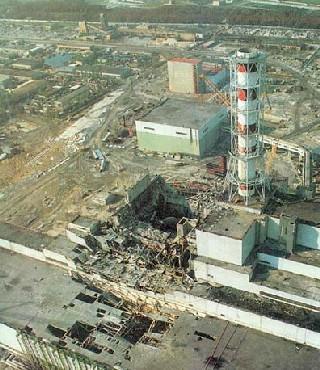 ACIDENTES Usina Nuclear de Chernobyl (URSS) Data: 26 de abril de 1986; Incêndio na carbono (moderador), no reator e no prédio; Dezenas de