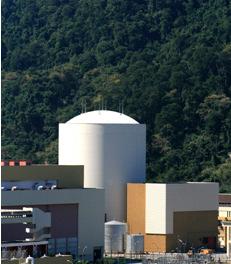 As 3 usinas: um breve histórico Angra 1: 1ª usina nuclear brasileira a operar com um reator do tipo PWR (PressurizerWaterReactor), adquirida sob a forma de turnkey, que não previa transferência de