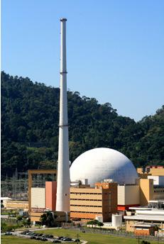 Potência instalada de: 657 MW; Angra 2: acordo nuclear Brasil-Alemanha com transferência de tecnologia para o país gerando desenvolvimento tecnológico próprio, do qual resultou o domínio sobre