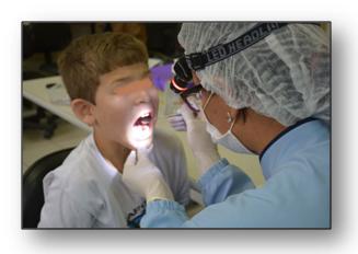 38 Figura 3 Etapa 2: Exame clínico. Foram analisados cárie dental, traumatismo dentário, mordida aberta anterior (MAA) e overjet acentuado.