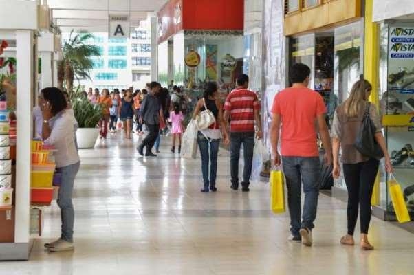 VEÍCULO: BLOG POTIGUAR NOTÍCIAS DATA: 29.11.17 Cresce percentual de potiguares que irão às compras de final de ano Em Natal, mais de 64% irão às compras e em Mossoró, o percentual é de 66%.