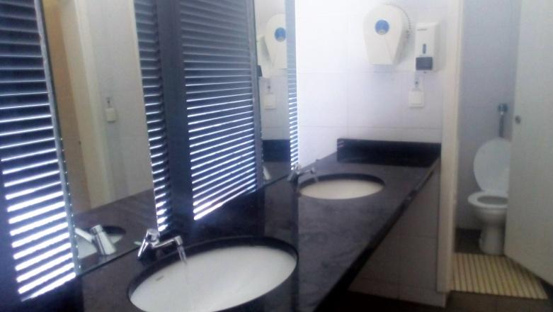 20 (I) Existência de instalações sanitárias em boas condições de higiene. As instalações sanitárias têm de ser mantidas limpas.