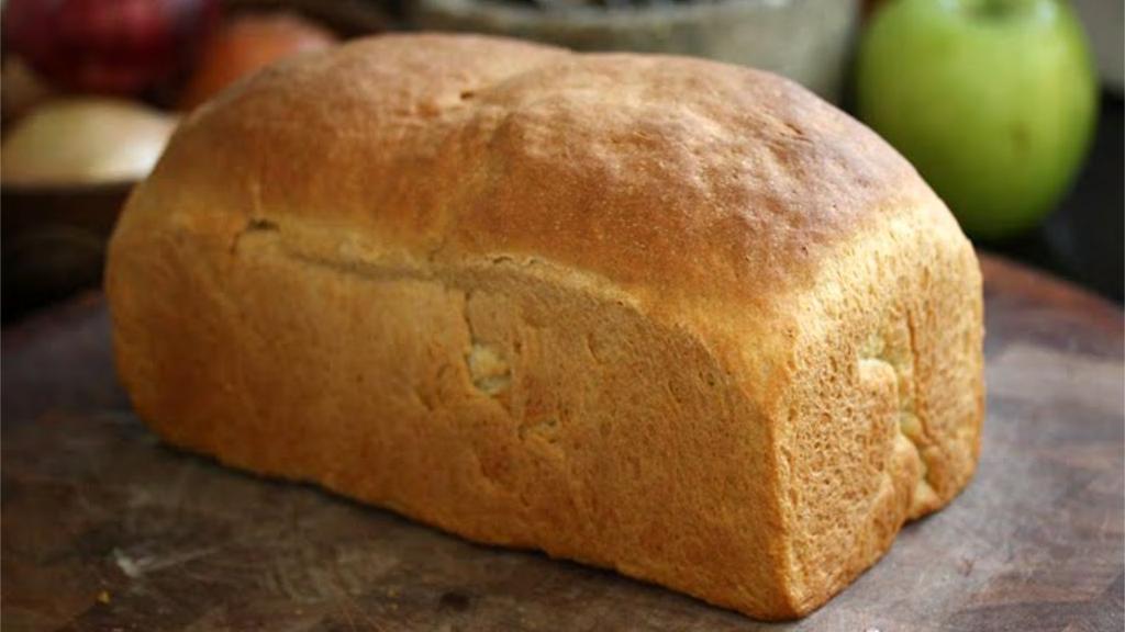 Pão de Forma 1 xícara de amêndoas ⅓ xícara de linhaça ⅓ xícara de sementes de girassol descascadas 300g de cream cheese 5 ovos 1 xícara de queijo ralado Ervas e temperos a gosto 1 colher de chá de