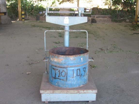Na realização da pesagem dos resíduos, foram utilizados tambores de 100 L de volume, cujas taras eram
