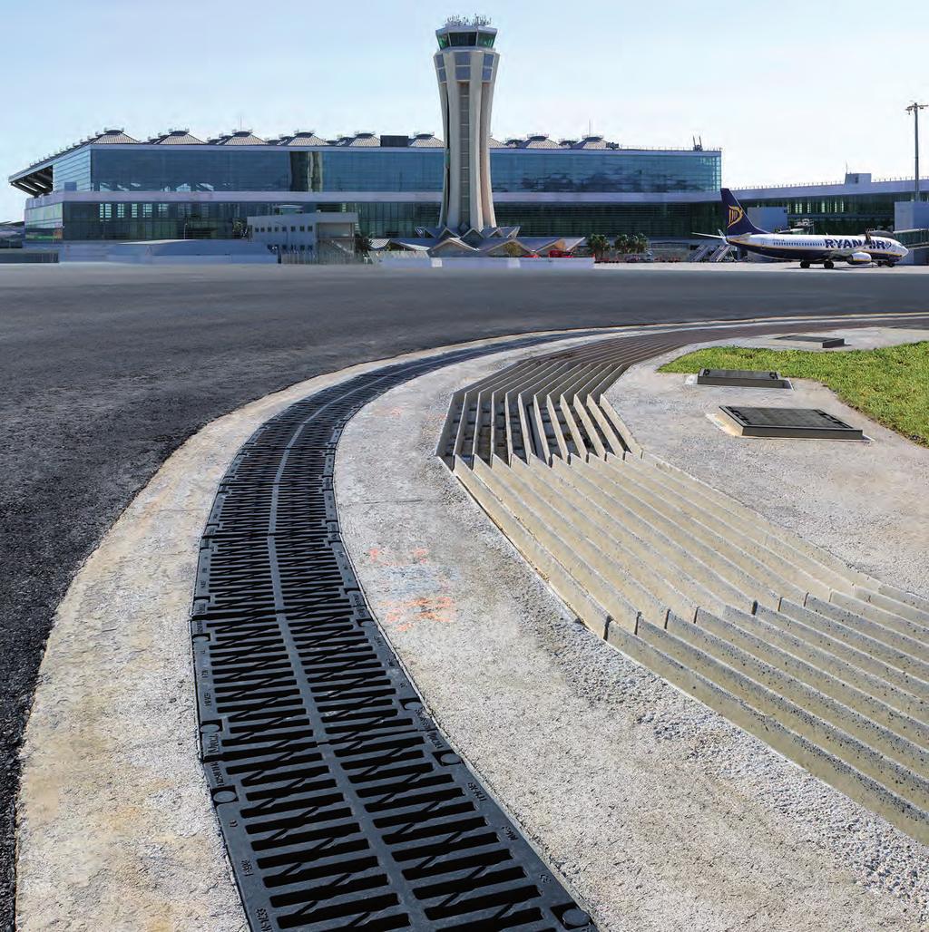 F SISTEMA F APLICAÇÕES: AUTO ESTRADAS E AEROPORTOS, ZONAS DE CARGA E DESCARGA, PORTOS MARÍTIMOS Canais com fixação da grelha ao mediante 4 parafusos por grelha, concebidos para zonas de tráfego