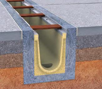Antes de verter o concreto/betão correspondente ao cubo de concreto/betão, colocar travessas